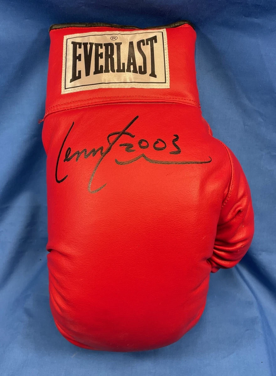 Gant de boxe signé par Lennox Lewis. Vitrine