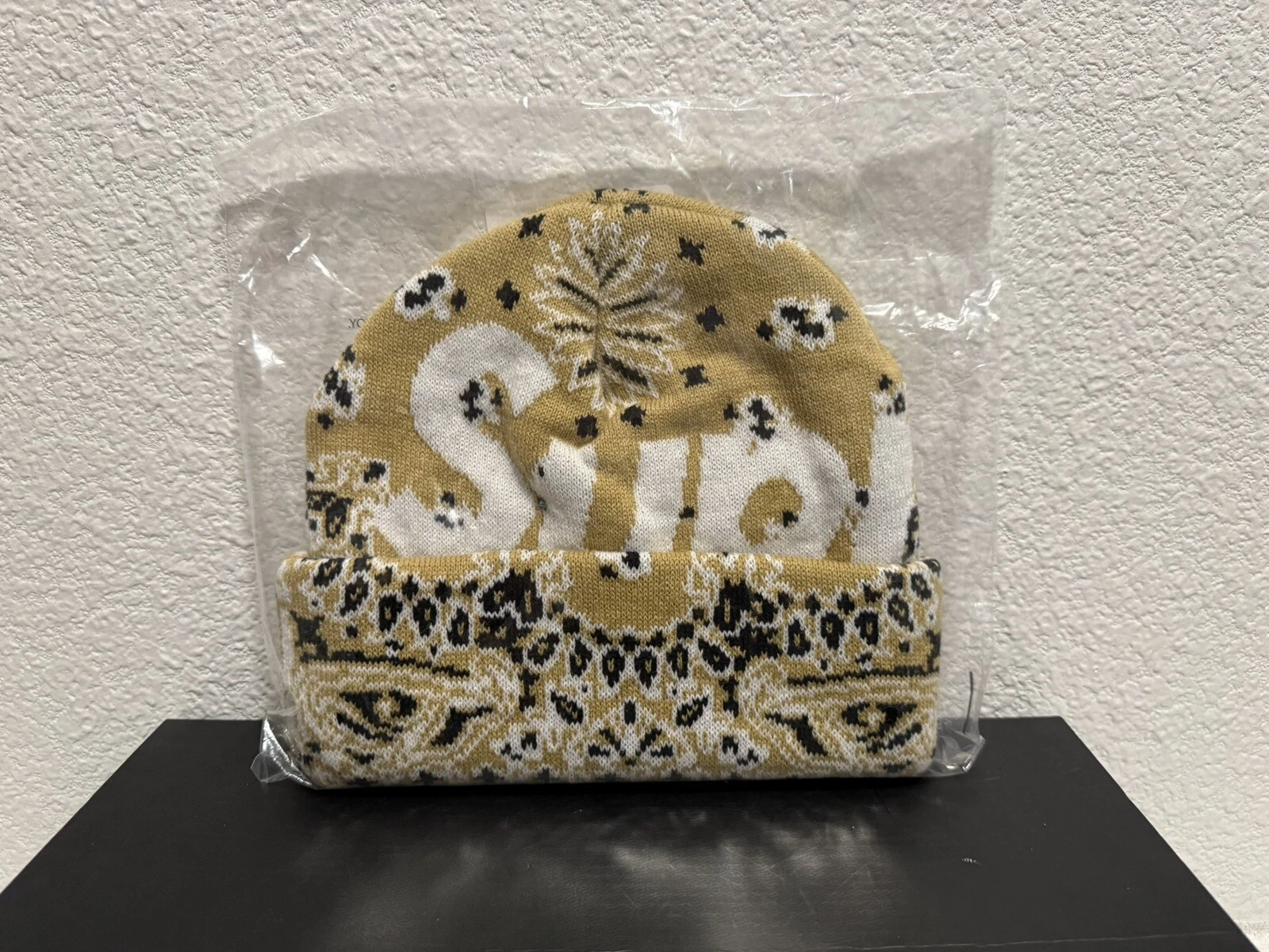 Supreme Big Logo Beanie Tan Bandana FW24 Taille Unique Imprimé Paisley Neuf EN MAIN