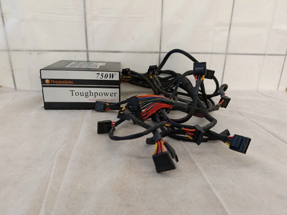 750 Watt Netzteil Thermaltake Toughpower Atx 12 V2,2  RGB 750W Modular - Bild 2 von 4