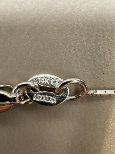 Na Hoku 14k White Gold 0.1k Diamond Whale Tale Pendant With 14k 18” Chain - Picture 6 of 6