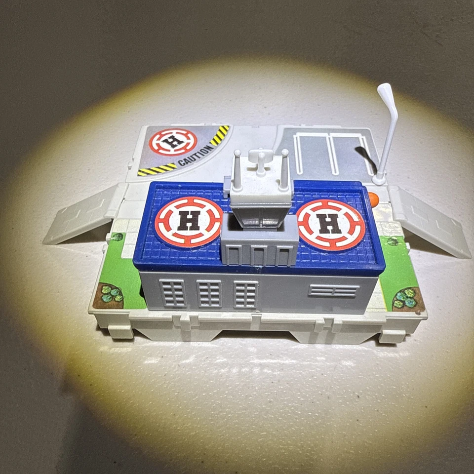 Galoob Micro Machines Travel City HELIPORT Playset -1988 - Image 3 of 4