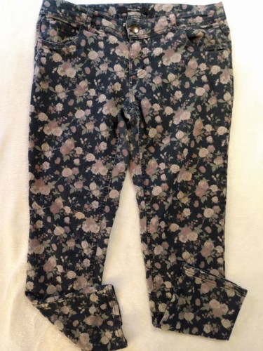BOOM BOOM Jeans Junior's Floral Print 