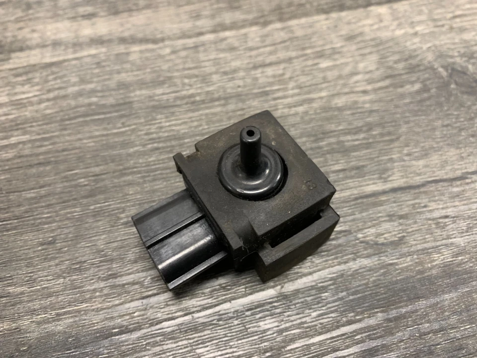 Sensor de presión del cuerpo del acelerador Suzuki 2005-2009 VL1500 1500 Boulevard C90 OEM Foto 3 de 3