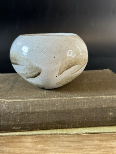 Small handmade pottery planter rounded triangular organic shape. - Picture 2 of 13