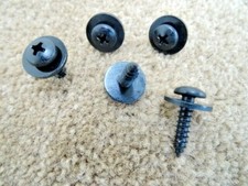 FERRARI RIVESTIMENTO PARASPRUZZI PASSARUOTA MOTORE ALA INTERNA METALLO VITE RONDELLA CLIP