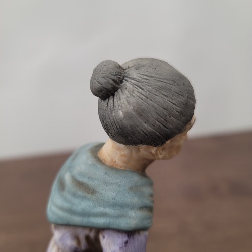 Statuina ceramica vintage donna anziana che porta ombrello e cesto 7" - Giappone - Foto 9 di 13