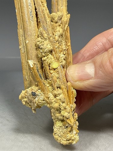 SS Rocks - Cervantite, Valentinite (psuedo after Stibnite) Sulphur (China) 86g - Picture 2 of 6