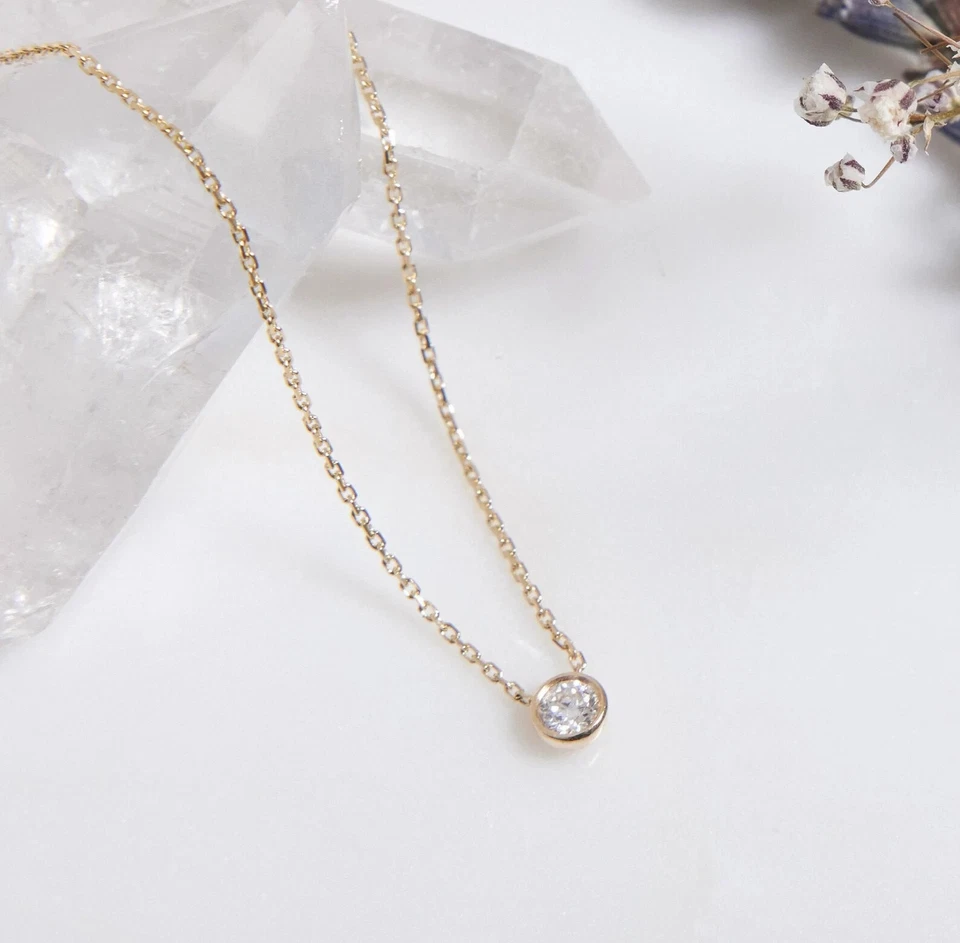 COLLAR SOLITARIO DIAMANTE 0,08 QUILATES CONJUNTO BISEL MINIMALISTA ORO AMARILLO MACIZO 14K Foto 3 de 3