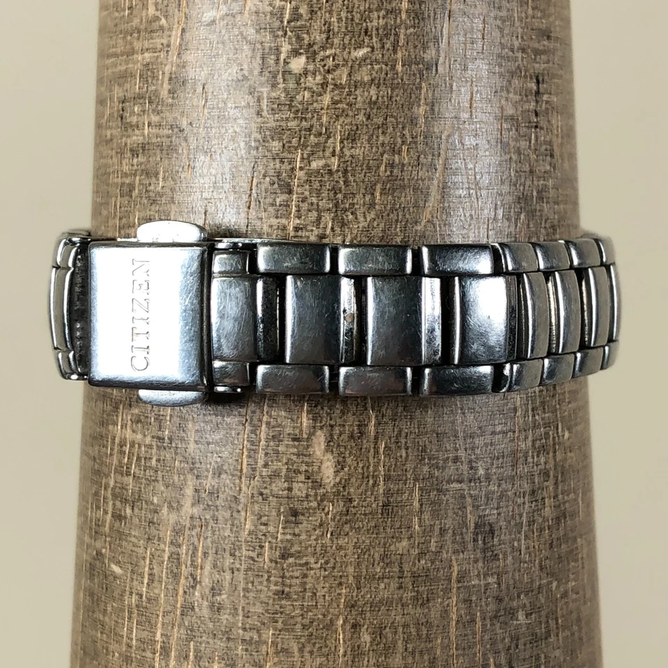 Relógio solar Citizen feminino E010-K002443 Disney Mickey Mouse 27mm 6 1/4" - Imagem 4 de 4