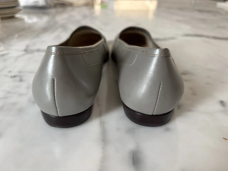 Enzo Angiolini Mujer Plateado/Platateado 7.5M Liberty Softique Cuero Plano Nuevo en Caja Foto 3 de 4