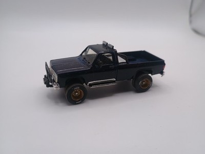 Trident 1:87 Chevrolet Pickup Off Road Umbau dunkelblau, Ramschutz, breit