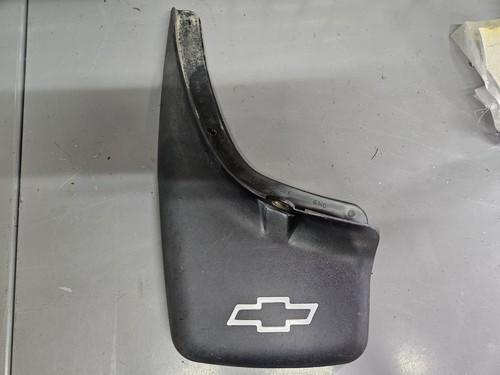 1999-2006 Chevrolet GM Chevy GMT800 Left Rear Bowtie Molded Mudflap 12463448