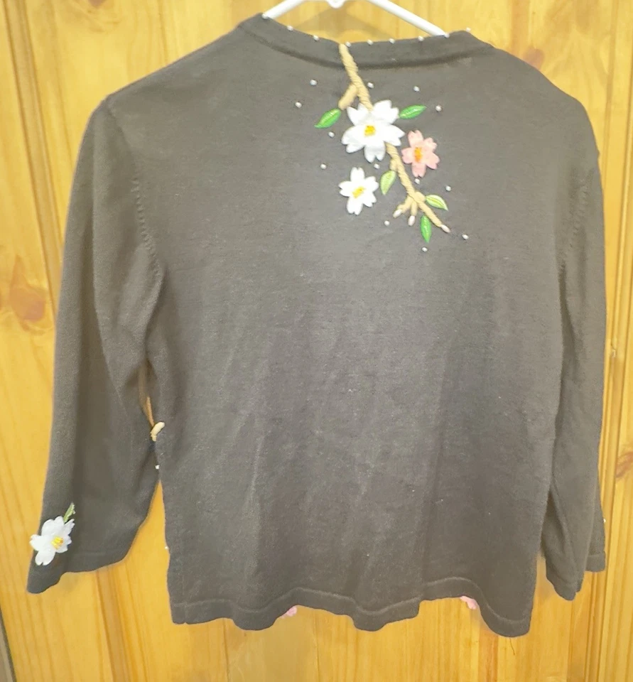 Cardigã Jack B Quick Petites preto enfeitado floral botão aplique com miçangas PM - Imagem 2 de 4