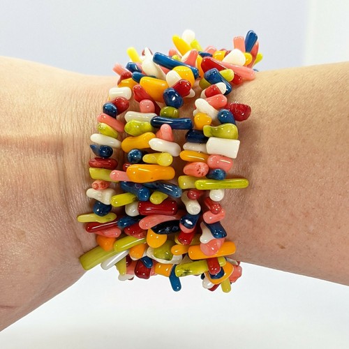 Pulsera con chip de coral hecha a mano en alambre de memoria - Imagen 9 de 15