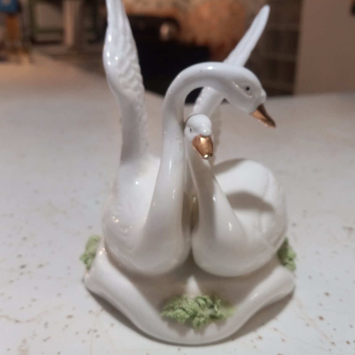 Two swans figurine, vintage, spaghetti grass 4”×4