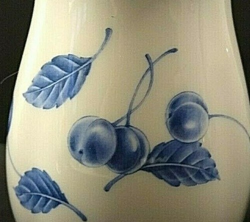 Noritake Gourmet Blue Salt & Pepper Shakers - Picture 2 of 5