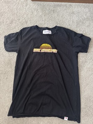 Seek Discomfort Men's Extra Large Short Sleeve Black T-Shirt.