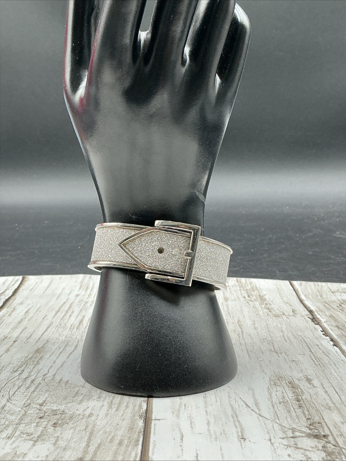 Elegant Vintage-Inspired Silver-Tone Hinged Bangle with Glitter Inlay and Buckle