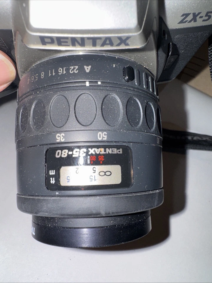 Cámara Pentax Vintage ZX-5 con lente 35-80 mm Foto 3 de 4