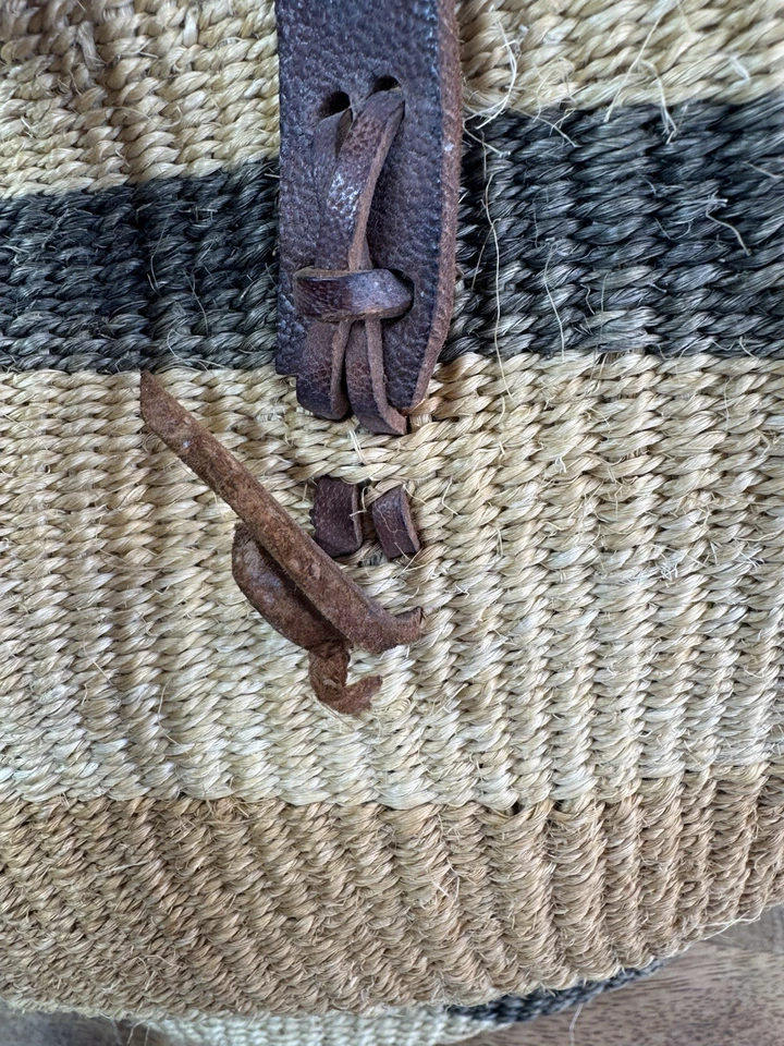 "Bolso de mercado vintage tejido con fondo redondo hecho en Kenia mango de cuero de 17""x10""" Foto 2 de 4