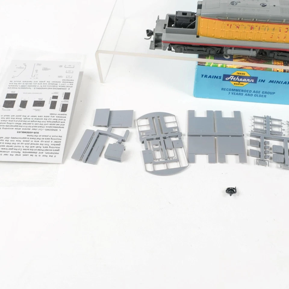 Kit locomotora diésel Kato escala HO Union Pacific Colors NW2 alimentado por CC Foto 3 de 4