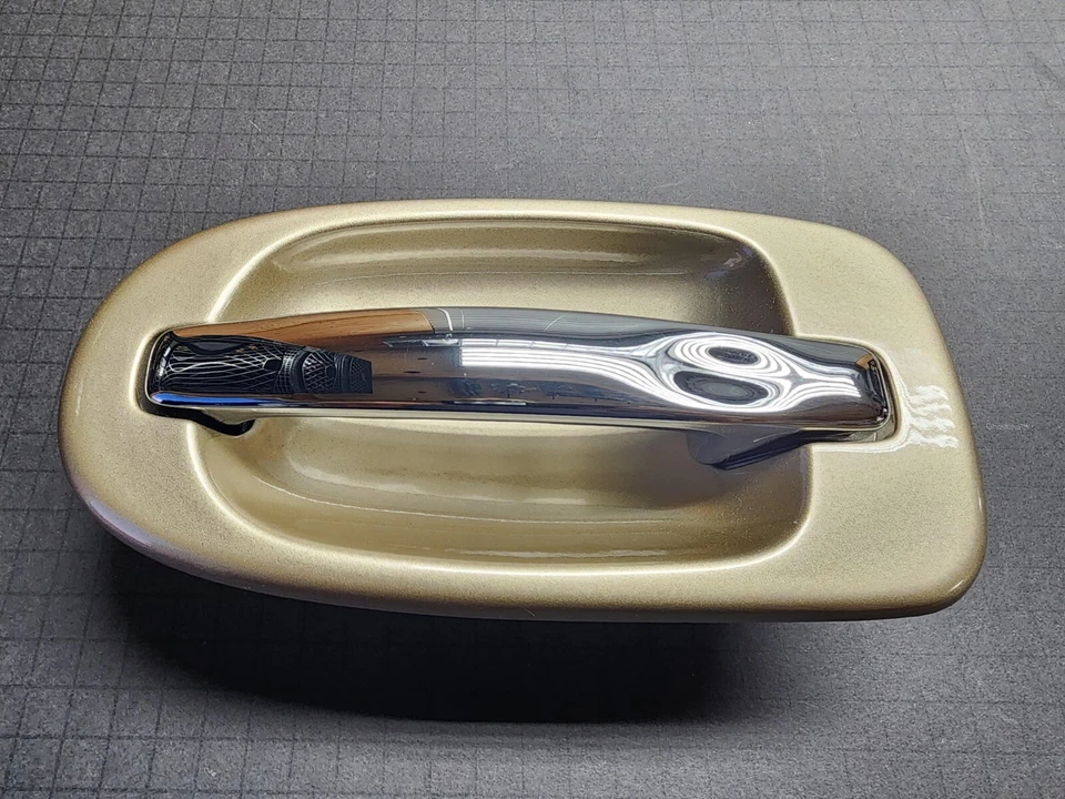 Manija de puerta trasera derecha dorada metálica con cromo Chevrolet Venture 2001-2005 OEM  Foto 3 de 4