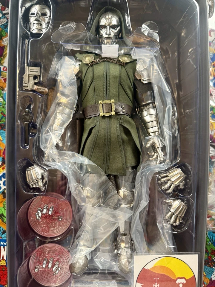 Hot Toys Marvel Comics Doctor Doom CMS022 1/6 Sideshow Disney Secret Wars Downey - Imagem 2 de 4