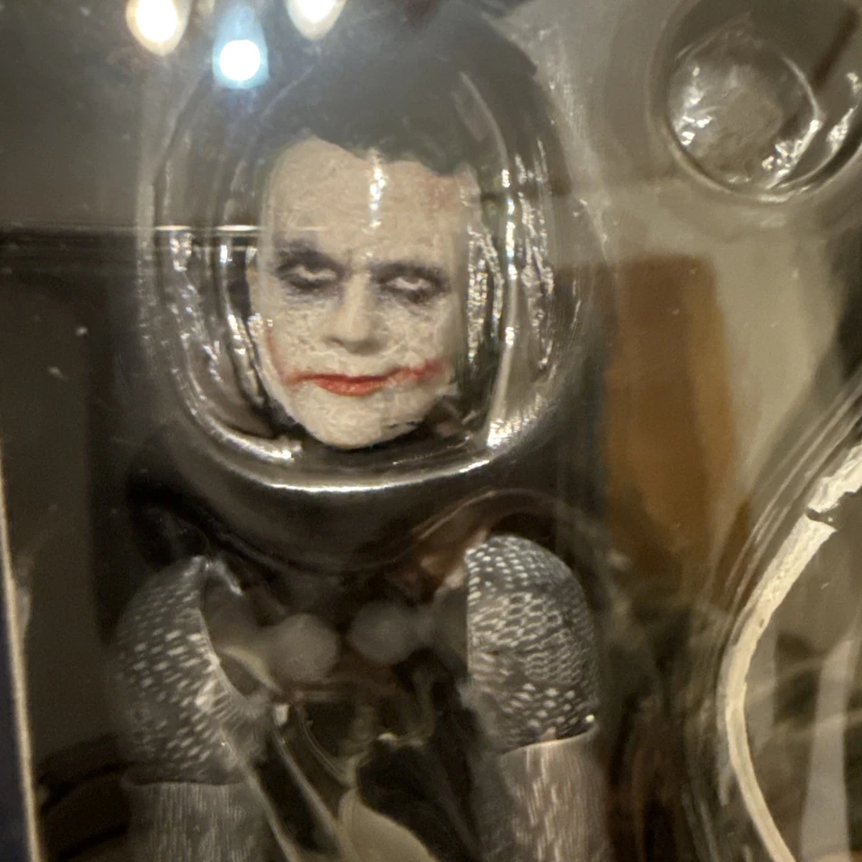 Figura MEDICOM TOY MAFEX 062 The Joker Cop Versión - No.062 EL CABALLERO OSCURO Foto 3 de 4