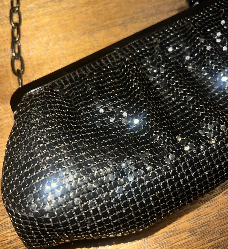 De colección Whiting and Davis Malla Negra con Cadena Monedero Bolso sin asas Bloqueo de beso 12”x4” Usado en Excelente Condición Foto 4 de 4