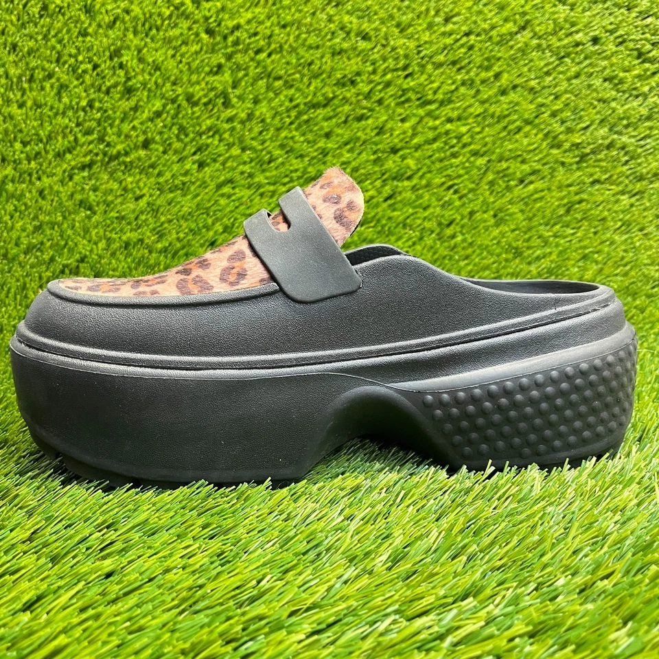 Sandalias mocasines Crocs Stomp de leopardo para mujer talla 9 negras informales con plataforma para caminar Foto 2 de 4