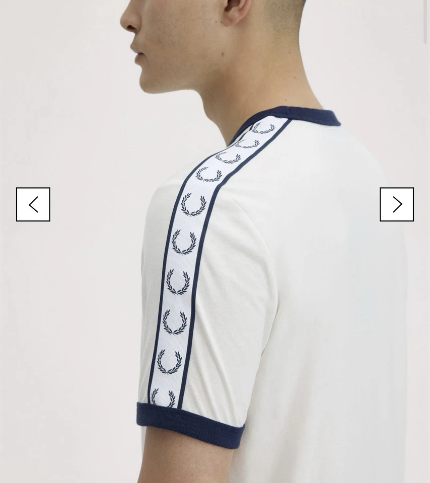 Camiseta Fred Perry Timbre Grabada Blanca/Azul Oscuro Talla Adulto S Foto 2 de 4