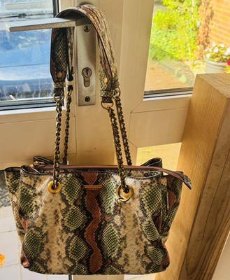 GUESS Schultertasche mehrfarbig Schlangenhaut mit Kettenriemen & Außentasche