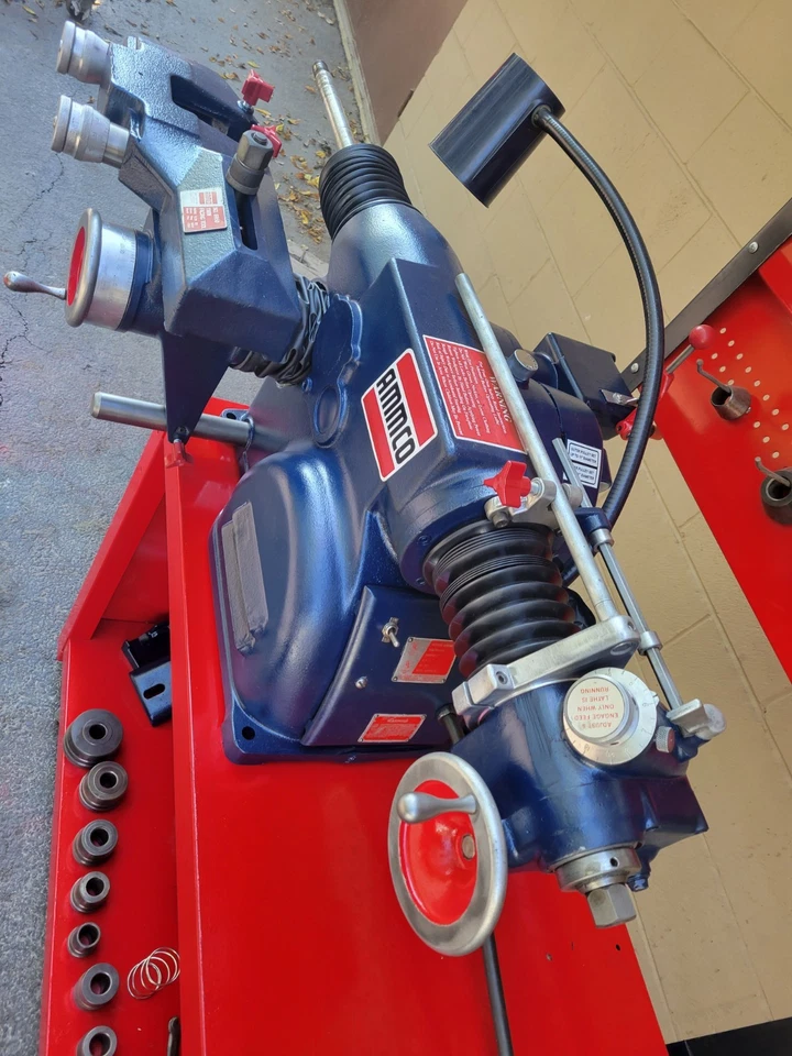 Torno de freno de disco y tambor Ammco 4000B cargado con adaptadores y herramientas Foto 4 de 4