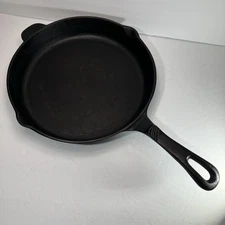 Rare Chefmate 11.5” Cast Iron Skillet Black with Lobe & 2 Pour Spouts EUC