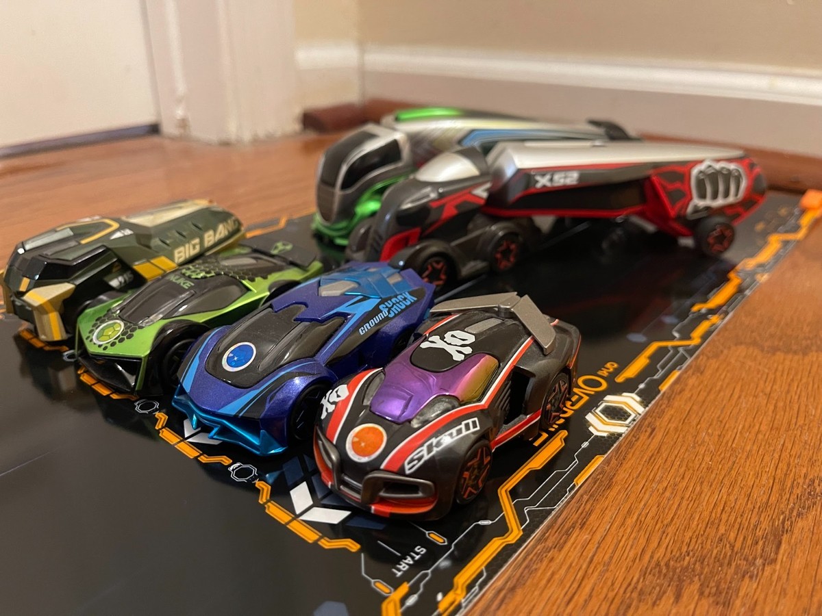 Anki overdrive starter kit complete, 2 extra cars, 2 extra trucks
