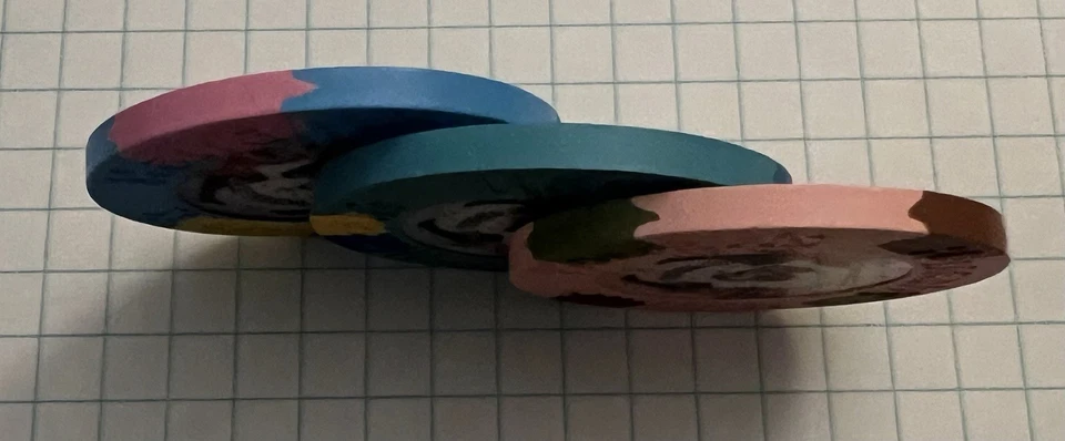 Harrah’s Set Of 3 Casino Chips $4, $2, $1 - Image 3 of 4