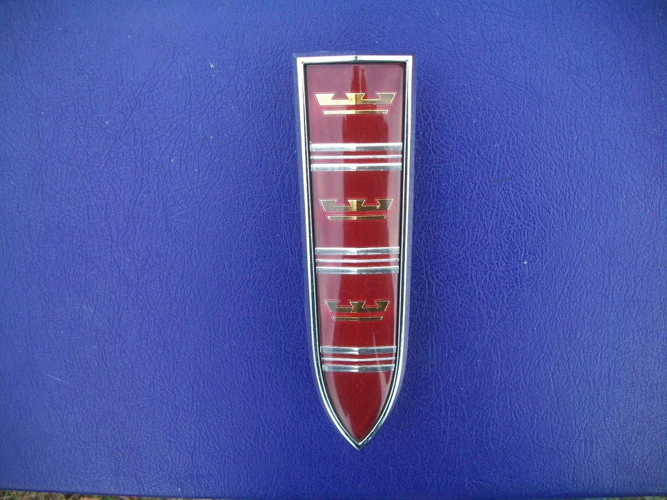 Chrysler New Yorker 1964 emblema de parrilla de salón 2417758 Foto 2 de 4
