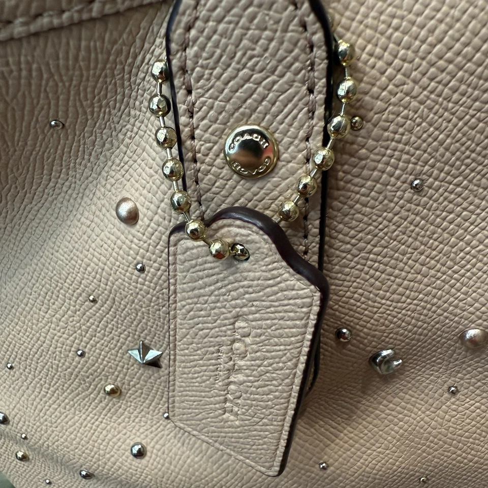 Сумка с короткими ручками и бумажник Coach F29129 городская на молнии звездная пыль с заклепками цвет Nude Pink - Изображение 4 из 4