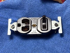 3213 CIRCLE F BROWN SINGLE POLE SWITCH & GROUNDING RECEPTACLE COMBINATION STACK