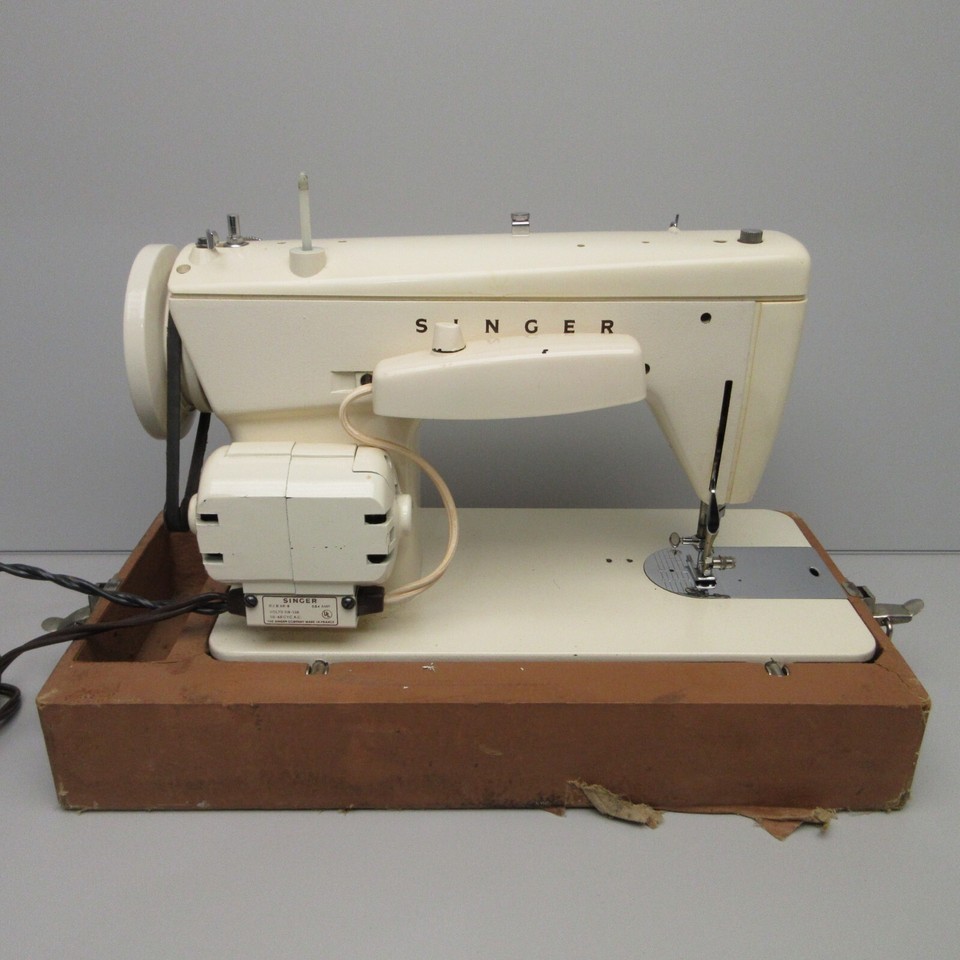 Vintage Fashion Mate By Singer Sewing Machine 237 With Carrying Case