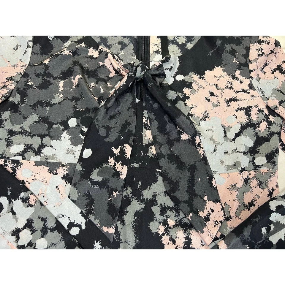 Blusa con pajarita salpicaduras de pintura Mac & Jac, rosa, gris, negra, manga larga, mediana Foto 3 de 4