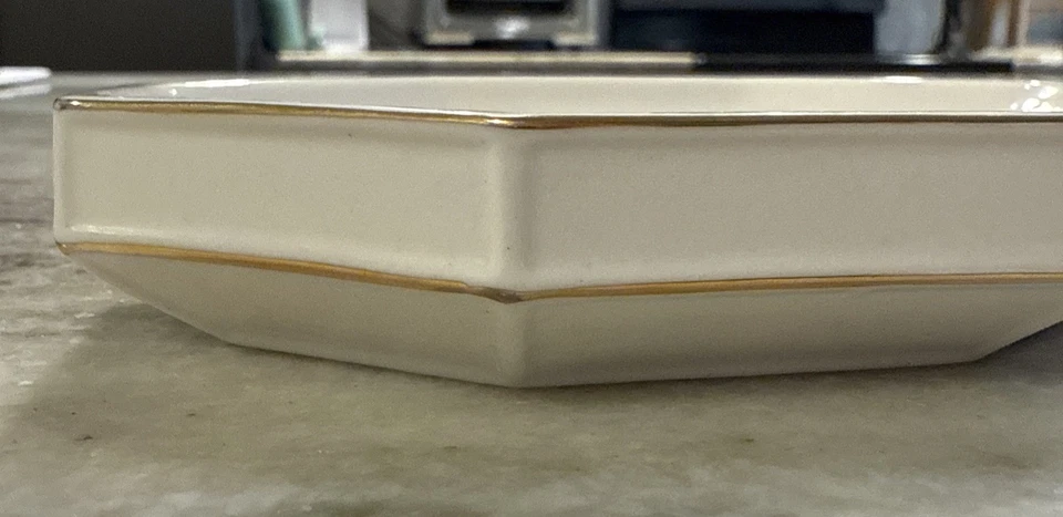 全新 Kassatex 纽约陶瓷肥皂碟 圣荣誉 白金 — 第 2/4 张图片