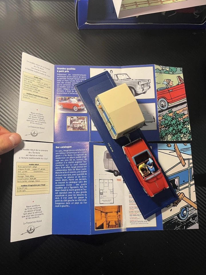 En voiture Tintin 1/43 La Triumph Herald de L'île Noire années 60 ref 2118029 - Photo 2/4