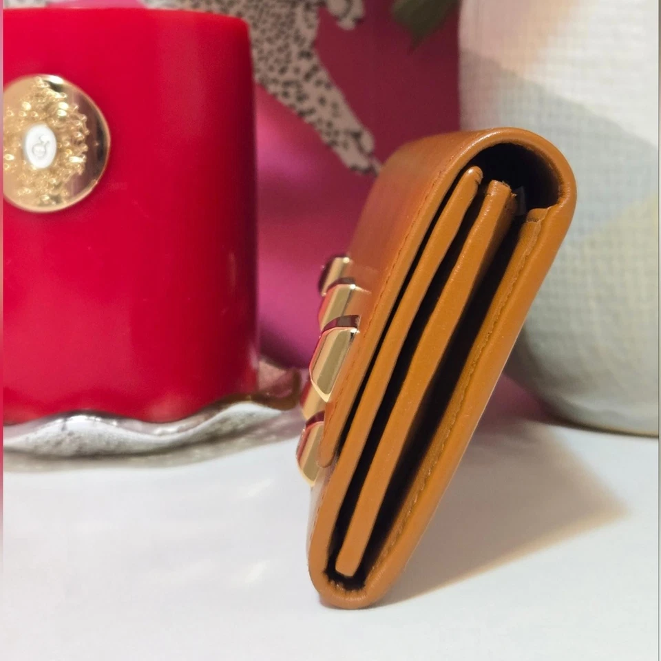 Cartera Continental Salvatore Ferragamo Larga Gancini Tachonada Usada en Excelente Condición Foto 2 de 4