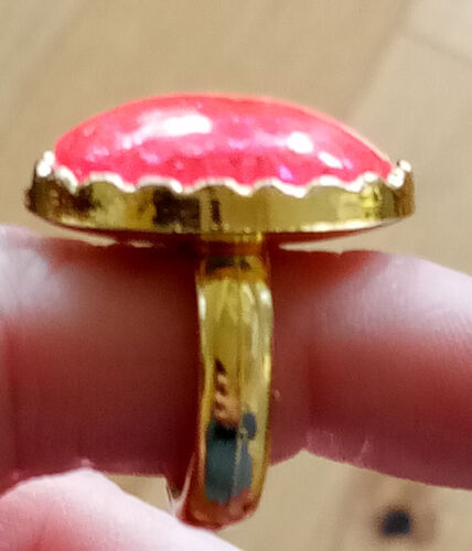 Vintage Ring Made In Hong Kong Plastic Pink Gold Gumball Machine Jewelry Toy - Afbeelding 1 van 4