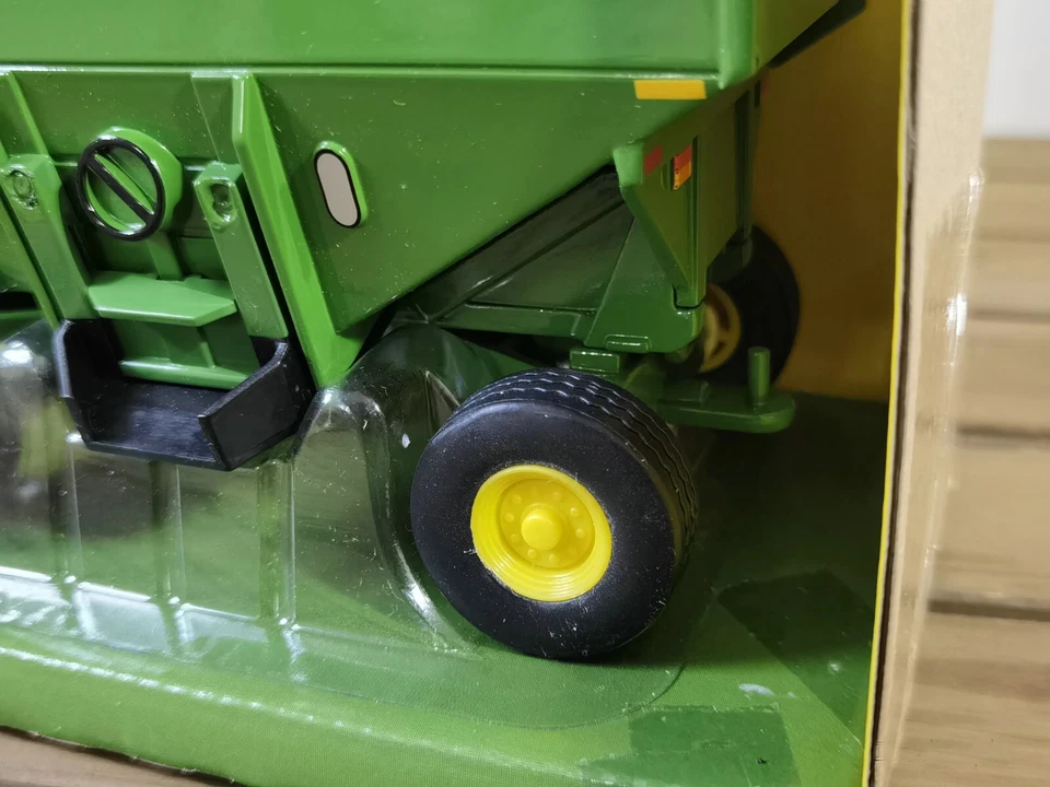 ERTL #45327 John Deere Gravity Wagon 1/32 Die-Cast not taken out of Box - Image 4 of 4