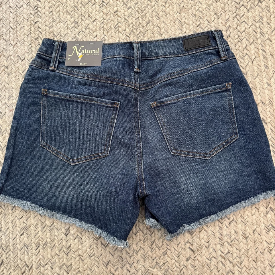 Shorts jeans feminino Natural Reflections 2, lavagem escura fim de semana corte desgastado - Imagem 4 de 4