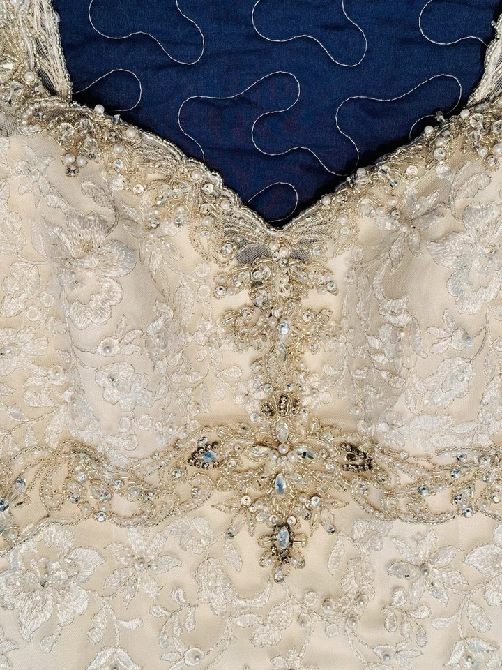 Vestido de novia Mori Lee de Madeline Gardner con tren talla 14 marfil/blanco roto + velo Foto 2 de 4