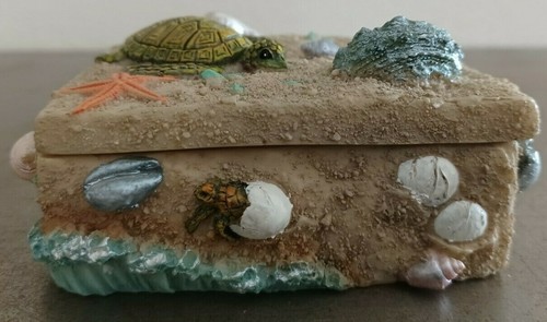 Resin trinket box with embossed seashells and turtles on sand 3.6" x 2.75" - Imagen 4 de 12
