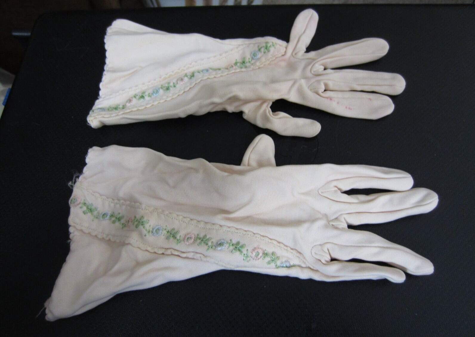 Vintage Ladies Pale Pink Wrist Length Floral Embroidered Nylon Gloves